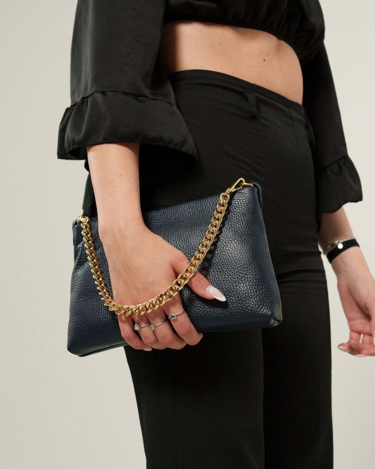 Pochette tracolla donna Alessandra in vera pelle Blu Navy con catena
