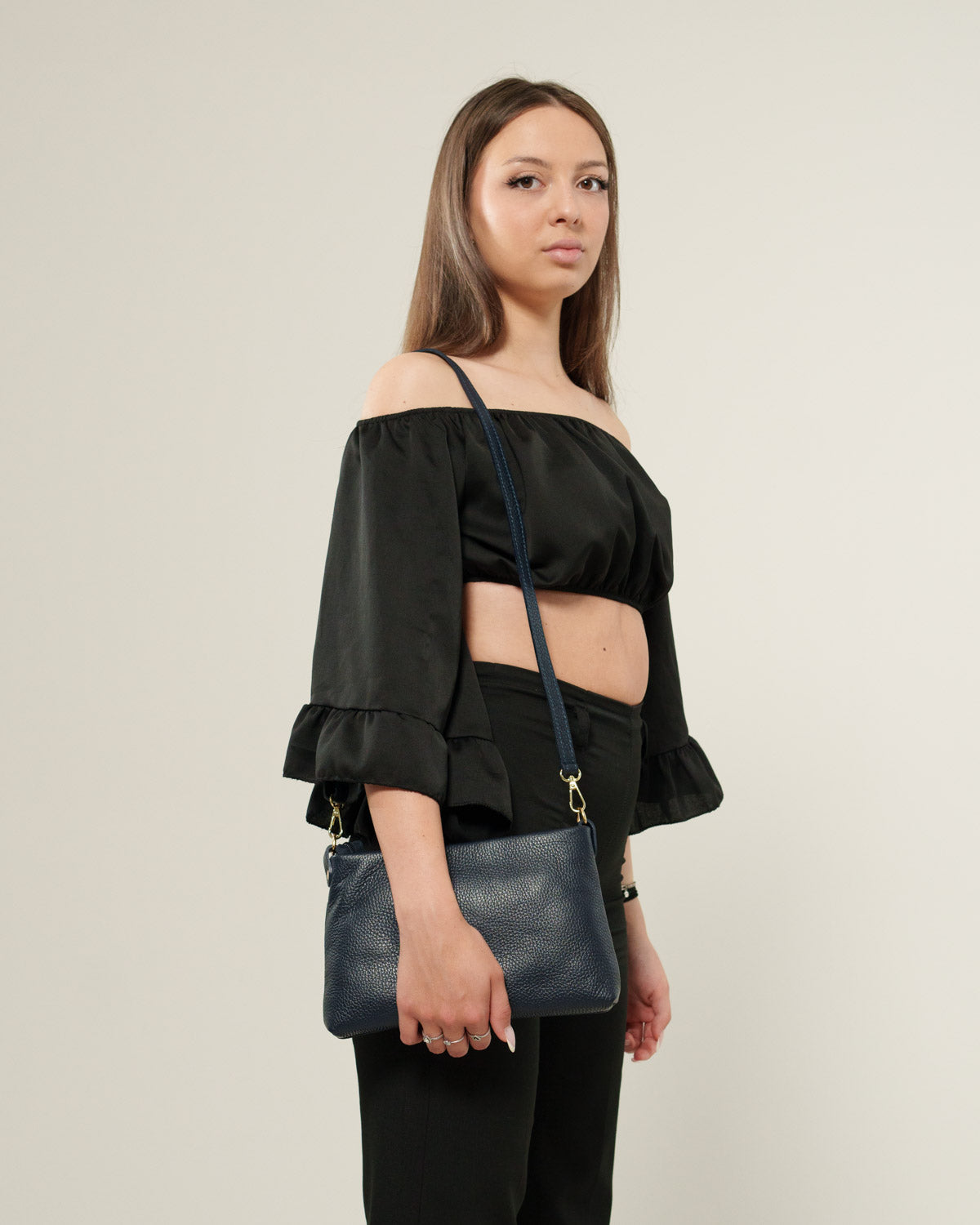 Pochette tracolla donna Alessandra in vera pelle Blu Navy con catena