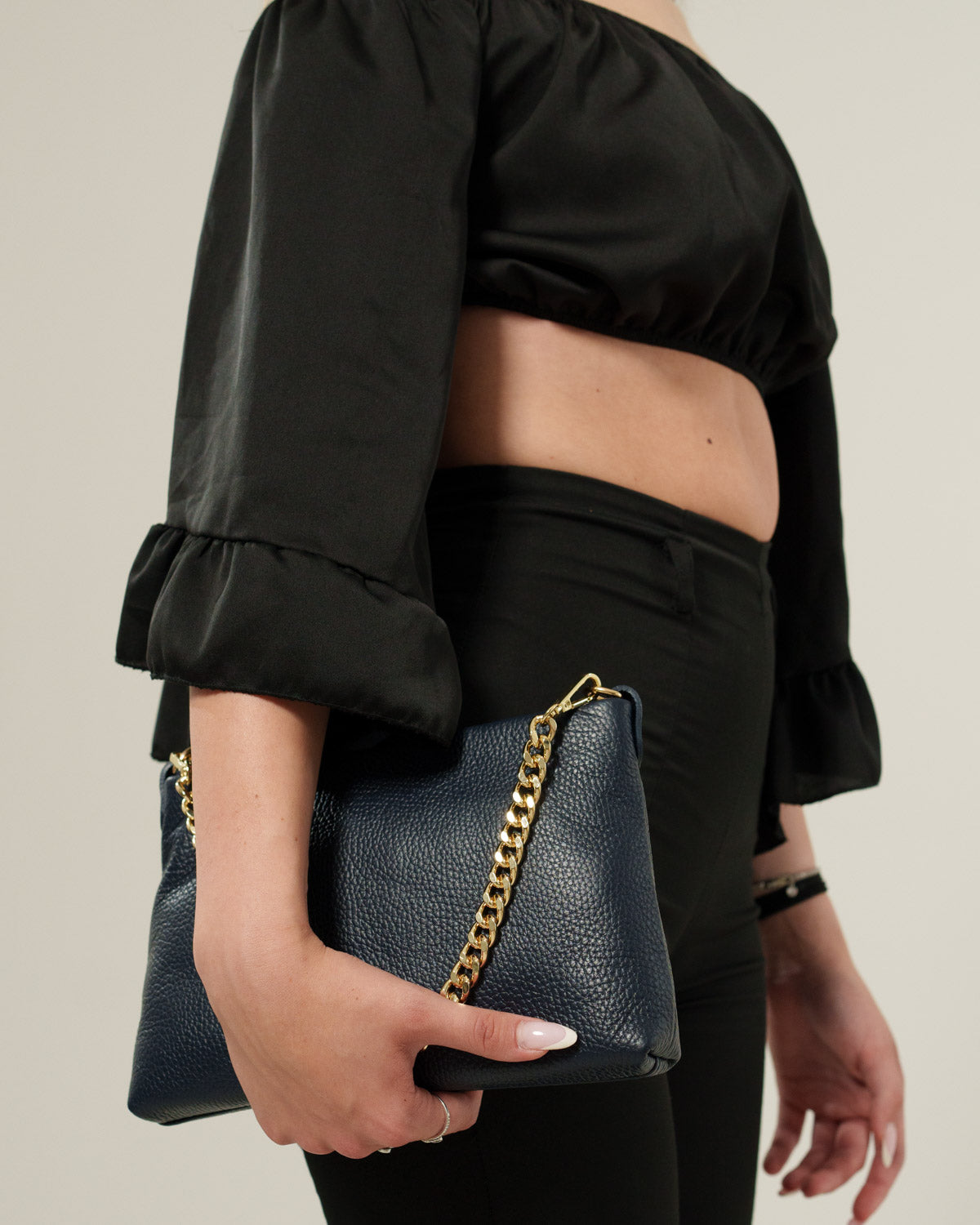 Pochette tracolla donna Alessandra in vera pelle Blu Navy con catena
