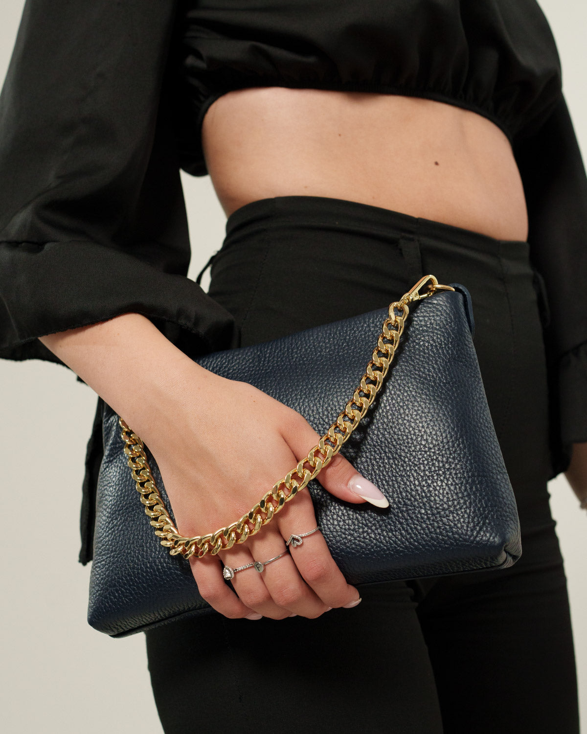 Pochette tracolla donna Alessandra in vera pelle Blu Navy con catena