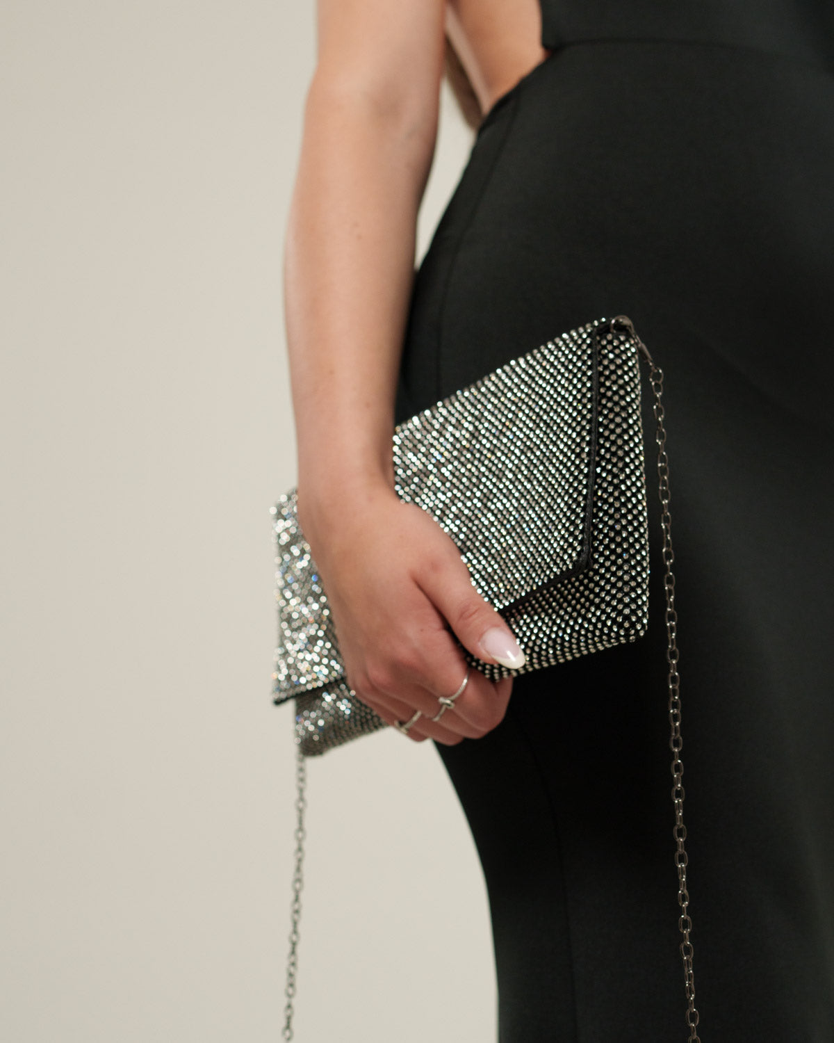 Pochette tracolla Donna Sissi Nero con strass e tracolla a catena