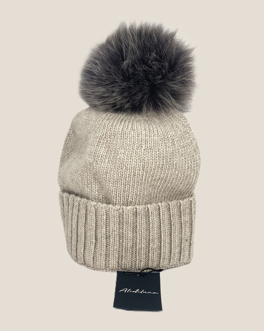 Women's hat with light grey fox pom pom